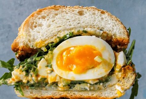 Egg, tomato & salad cream sandwich with a few crisps
